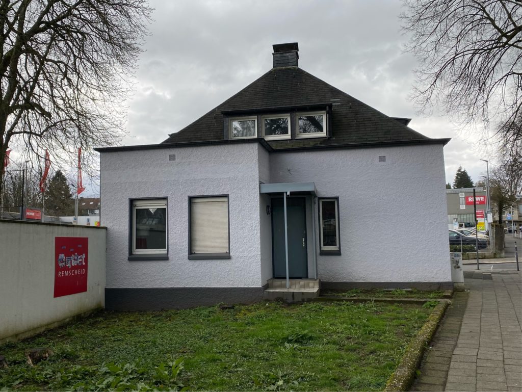 Das Outletbüro neben dem altehrbaren Röntgenstadion, das einem Verkaufstempel für Billigtextilien geopfert werden soll. Foto: BI Lennep